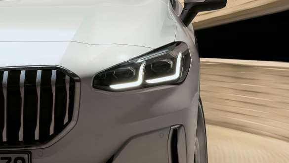 BMW 2 серии Active Tourer со светодиодными фарами U06 2021 в цвете Mineral White металлик, крупный план спереди