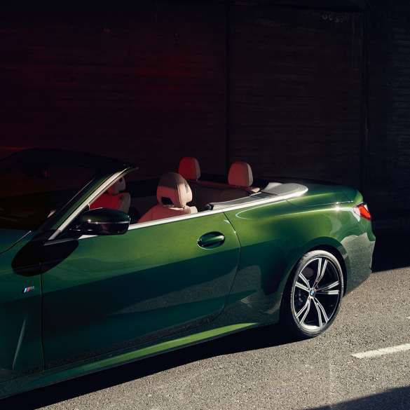 Женщина за рулем BMW 4 серии Cabrio G23 2020 Женщина за рулем в салоне BMW 4 серии Cabrio G23 2020