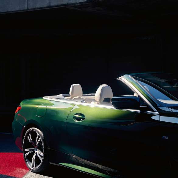 Вид спереди в три четверти BMW 4 серии Cabrio G23 2020 в движении BMW 4 серии Cabrio G23 2020 "Зеленый Сан-Ремо металлик", вид сзади в три четверти в движении