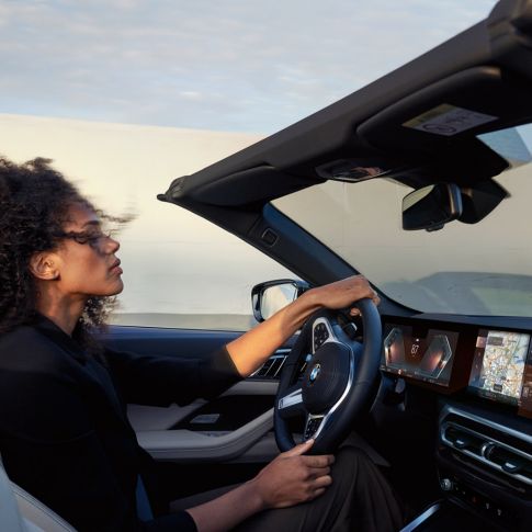Кокпит BMW 4 серии Cabrio G23 BMW 4 серии Cabrio G23 2020, салон с рулевым колесом, приборной панелью и центральным дисплеем