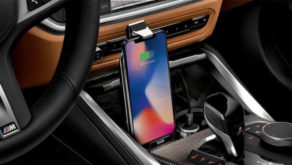 Универсальная беспроводная зарядная станция BMW на BMW 4 серии Coupe G22 2020 Универсальная беспроводная зарядная станция BMW на BMW 4 серии Coupe G22 2020 крупным планом