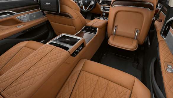 BMW 7 серии Седан с пакетом Executive Lounge BMW 7 серии Седан с пакетом Executive Lounge: задние сиденья с максимальным уровнем комфорта
