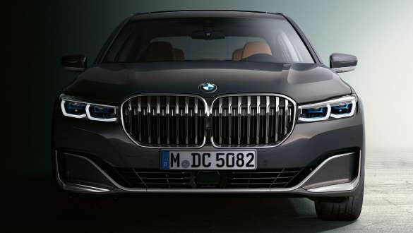 BMW 7 серии Седан: передний бампер BMW 7 серии Седан: вид спереди, крупный план переднего бампера