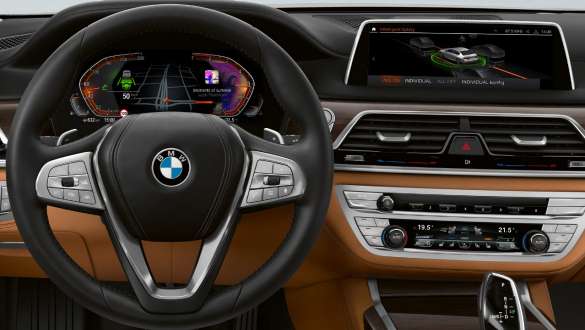BMW 7 серии Седан: ассистент вождения Professional BMW 7 серии Седан: экран и панель приборов с информацией от ассистента вождения Professional