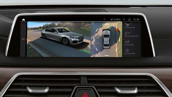BMW 7 серии Седан: ассистент парковки Plus BMW 7 серии Седан: экран ассистента парковки Plus
