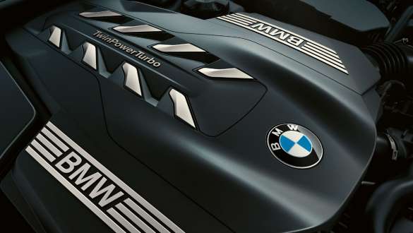 8-цилиндровый бензиновый двигатель BMW TwinPower Turbo BMW 7 серии Седан: крупный план 8-цилиндрового бензинового двигателя BMW TwinPower Turbo