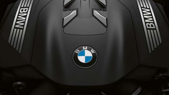 Рядный 6-цилиндровый бензиновый двигатель BMW TwinPower Turbo BMW 7 серии Седан: крупный план рядного 6-цилиндрового бензинового двигателя BMW TwinPower Turbo