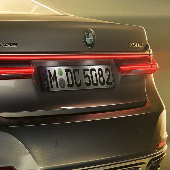BMW 7 серии Седан: эмблема 750Li на задней части кузова BMW 7 серии Седан: крупный план эмблемы 750Li на задней части кузова