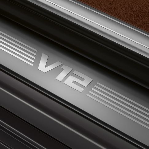 Порог BMW с обозначением V12 BMW M760Li xDrive: Накладка на порогах с обозначением V12 крупным планом