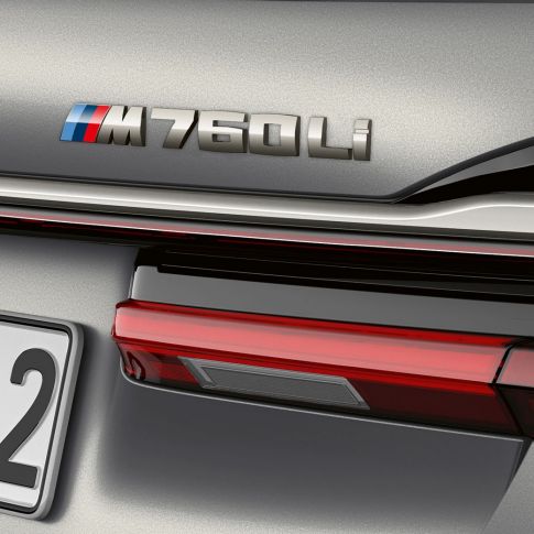 BMW 7 серии Седан: крупный план эмблемы BMW M760Li BMW 7 серии Седан: крупный план эмблемы BMW M760Li на задней части кузова