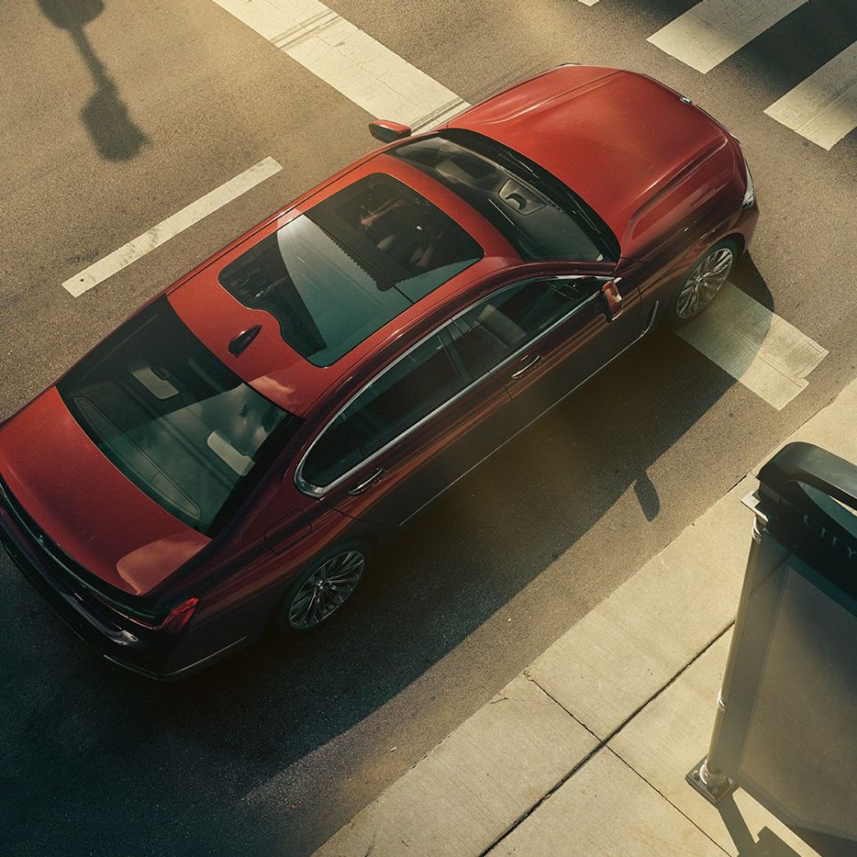 BMW 7 серии Седан Individual: вид сверху BMW 7 серии Седан Individual красного цвета: вид сверху