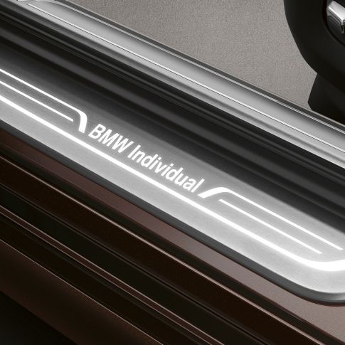 BMW 7 серии Седан: порог двери BMW 7 серии Седан: порог двери с надписью «BMW Individual»
