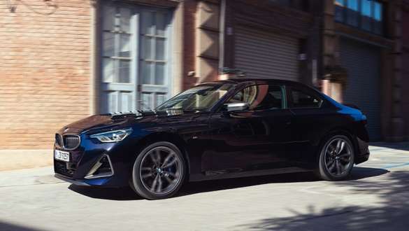 Вид сбоку в три четверти BMW M240i xDrive Coupe G42 2021, спортивная АКПП Steptronic BMW M240i xDrive Coupe G42 2021 "Черный Сапфир металлик", вид сбоку в три четверти, спортивная АКПП Steptronic