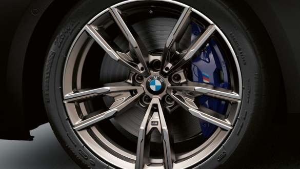 Тормозная система М Sport с суппортами темно-синего цвета BMW M240i xDrive Coupe G42 2021 BMW M240i xDrive Coupe G42 2021, тормозная система М Sport с суппортами темно-синего цвета крупным планом