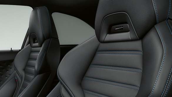 Дизайн задней части BMW M240i xDrive Coupe G42 2021 BMW M240i xDrive Coupe G42 2021 "Черный Сапфир металлик", дизайн задней части