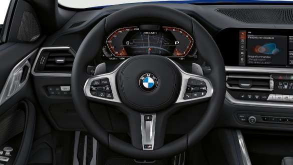 Кожаное рулевое колесо M BMW M440i xDrive Cabrio G23 2020 Кожаное рулевое колесо M в салоне BMW M440i xDrive Cabrio G23 2020 крупным планом