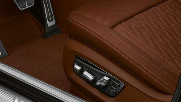 BMW M760Li xDrive Седан G11 G12 2019, комфортные передние сиденья с электрической регулировкой крупным планом BMW M760Li xDrive Седан G11 G12 2019, комфортные передние сиденья с электрической регулировкой крупным планом