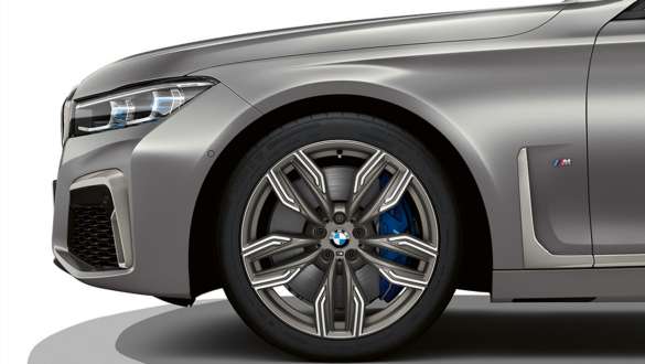 BMW M760Li xDrive Седан G11 G12 2019, 20-дюймовые легкосплавные диски M с двойными спицами 760 M с разноразмерными шинами. BMW M760Li xDrive Седан G11 G12 2019 в цвете Frozen Dark Silver metallic, 20-дюймовые легкосплавные диски M с двойными спицами 760 M с разноразмерными шинами.