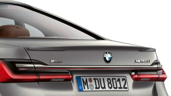 BMW M760Li xDrive Седан G11 G12 2019, задний спойлер М крупным планом BMW M760Li xDrive Седан G11 G12 2019 в цвете Frozen Dark Silver metallic, задний спойлер М крупным планом