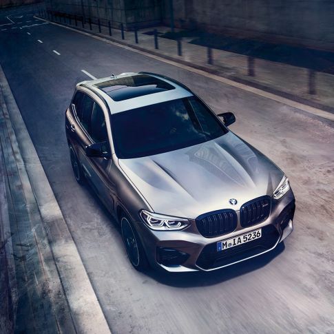 BMW X3 M Competition, bird’s eye view. BMW X3 M Competition in Donington Grey metallic, exterior, bird’s eye view of front.