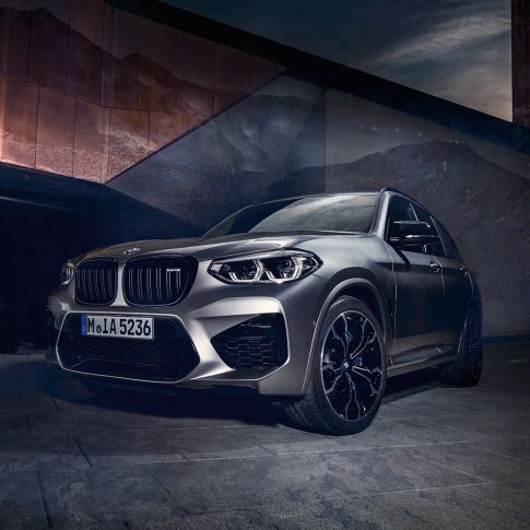 BMW X3 M Competition, three-quarter front view. BMW X3 M Competition in Donington Grey metallic, exterior, three-quarter front view.