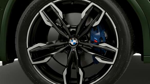 Тормозная система М Sport BMW X3 M40i M40d G01 LCI 2021 BMW X3 M40i M40d G01 LCI Facelift 2021 в цвете Malachite Green металлик, тормозная система М Sport, крупный план на колесо
