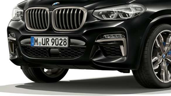 BMW X4 M40i и BMW X4 M40d в Black Sapphire металлик, экстерьер, передняя часть с пакетом аэродинамики M. BMW X4 M40i и BMW X4 M40d в Black Sapphire металлик, экстерьер, передняя часть с пакетом аэродинамики M.
