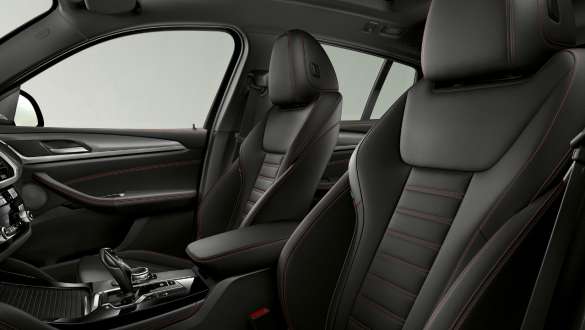 BMW X4 M40i и BMW X4 M40d, спортивные сиденья. BMW X4 M40i и BMW X4 M40d, салон, спортивные сиденья для водителя и переднего пассажира.