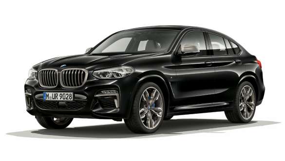 BMW X4 M40i и BMW X4 M40d, вид спереди с поворотом в три четверти, правая сторона. BMW X4 M40i и BMW X4 M40d в Black Sapphire металлик, экстерьер, вид спереди с поворотом в три четверти, правая сторона.