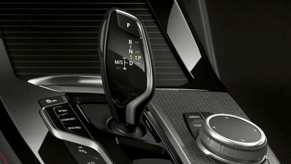 BMW X4 M40i и BMW X4 M40d, 8-ступенчатая коробка передач Steptronic Sport. BMW X4 M40i и BMW X4 M40d, салон, рычаг переключения передач, 8-ступенчатая коробка передач Steptronic Sport.