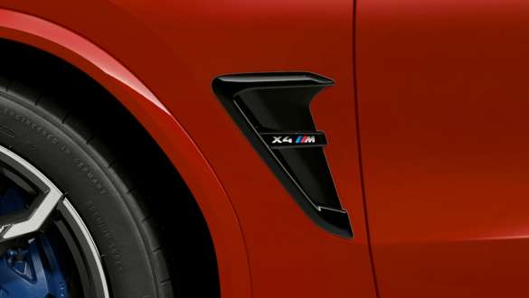 BMW X4 M Competition, жабры М с обозначением модели BMW X4 M Competition в Toronto Red металлик, экстерьер, жабры М в черном глянцевом цвете с обозначением модели