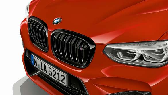 BMW X4 M Competition, передняя часть с решеткой радиатора M. BMW X4 M Competition в Toronto Red металлик, экстерьер, передняя часть с решеткой радиатора M, черный глянцевый цвет.