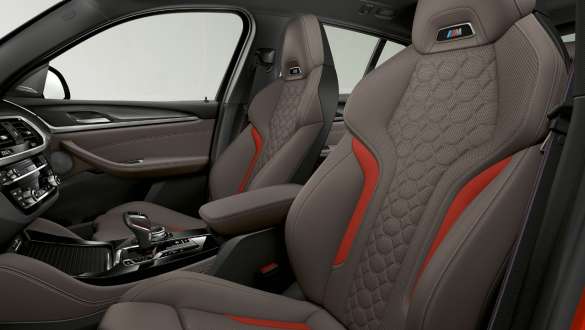 BMW X4 M Competition, сиденья M Sport. BMW X4 M Competition, салон, сиденья M Sport из кожи «Merino» в Adelaide Grey.