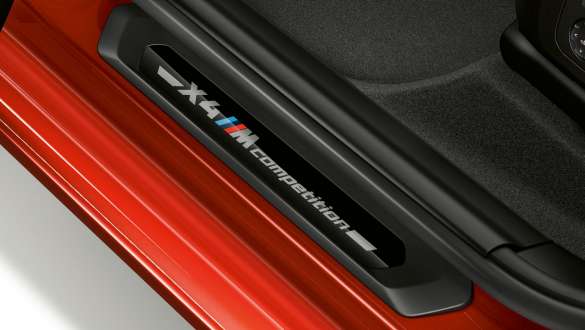 BMW X4 M Competition, отделка порога с надписью Competition. BMW X4 M Competition, салон, отделка порога с надписью Competition.