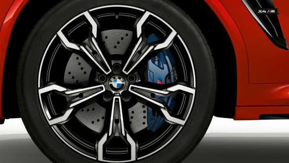 Тормоза M Compound. BMW X4 M Competition в Toronto Red металлик, экстерьер, легкосплавные диски М с тормозами M Compound.