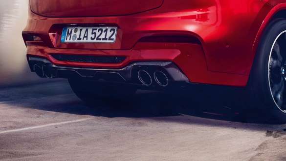 Выхлопная система M Sport. BMW X4 M Competition в Toronto Red металлик, экстерьер, вид сзади с выхлопной системой M Sport и диффузором из карбону.