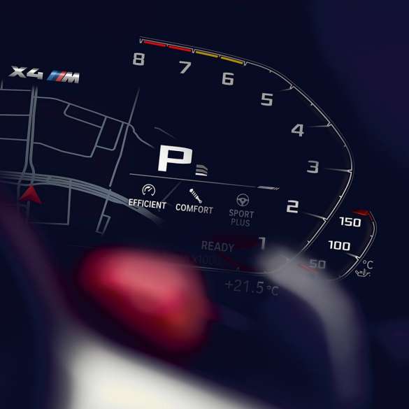 BMW X4 M Competition, счетчик оборотов. BMW X4 M Competition, салон, приборная панель со счетчиком оборотов.