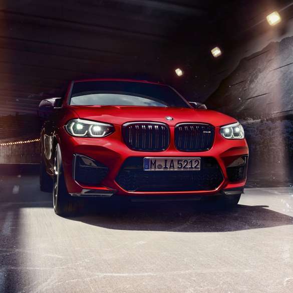 BMW X4 M Competition, вид спереди. BMW X4 M Competition в Toronto Red металлик, экстерьер, вид спереди.