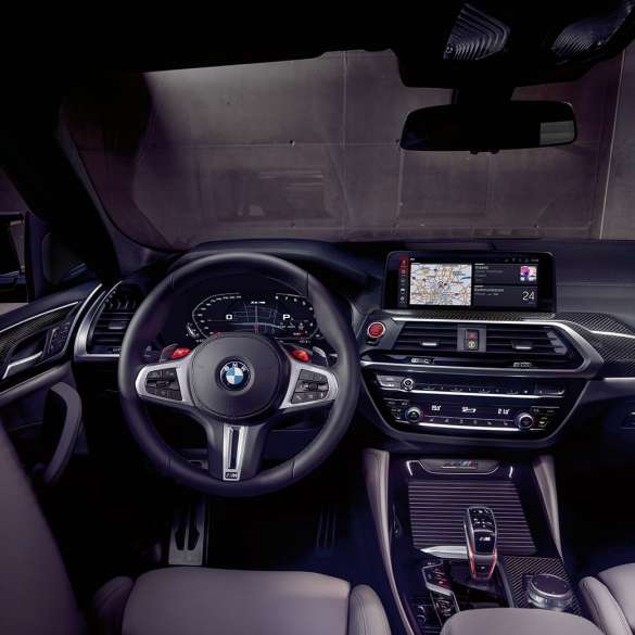 BMW X4 M Competition, эксклюзивная кабина. BMW X4 M Competition, салон, эксклюзивная кабина с сиденьями M Sport и кожаным рулевым колесом M.