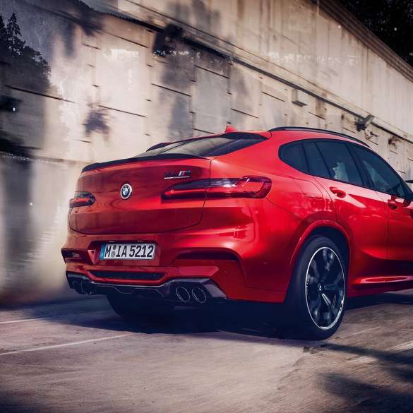 BMW X4 M Competition, зеркала заднего вида из карбона. BMW X4 M Competition в Toronto Red металлик, экстерьер, пакет экстерьера M Carbon, зеркала заднего вида из карбона.