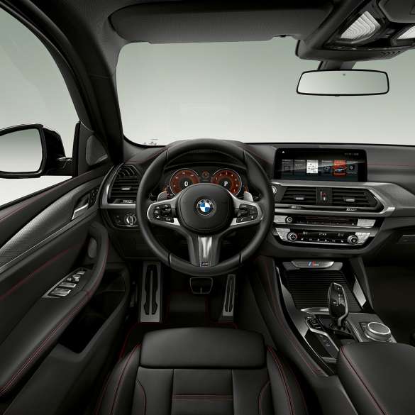 BMW X4 M40i и BMW X4 M40d, кабина. BMW X4 M40i и BMW X4 M40d, салон, кабина с кожаным рулевым колесом M и сидениями M Sport.