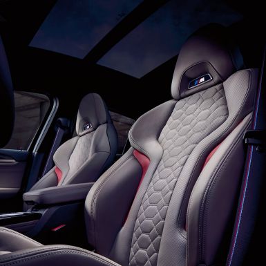 BMW X4 M Competition, спортивные сиденья M. BMW X4 M Competition, салон, спортивные сиденья М из кожи 'Merino' в Adelaide Grey.