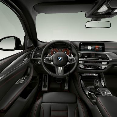 BMW X4 M40i и BMW X4 M40d, кабина. BMW X4 M40i и BMW X4 M40d, салон, кабина со спортивными сиденьями и кожаным рулевым колесом М.