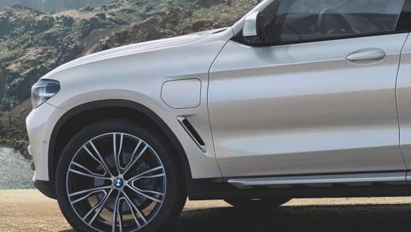 BMW X3 xDrive30e, Зарядная крышка вкл. состояние зарядки BMW X3 xDrive30e, Зарядная крышка вкл. состояние зарядки