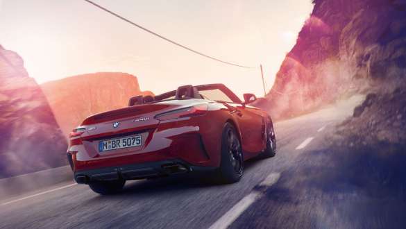 BMW Z4 Родстер адаптивное спортивное рулевое управление BMW Z4 Родстер в движении, вид сзади в горах