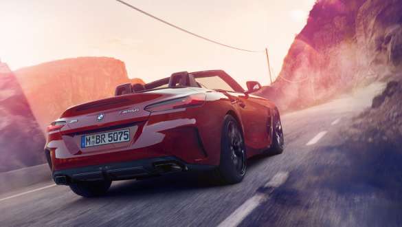 BMW Z4 Roadster (G29), адаптивное спортивное рулевое управление Управление BMW Z4 Roadster (G29) в горах, вид сзади