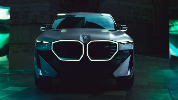 BMW Concept XM (G09), вид спереди в статике BMW Concept XM (G09), вид спереди в статике