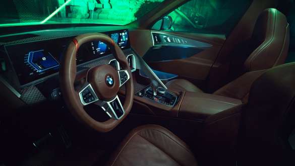 BMW Concept XM (G09), вид кокпита с сиденья пассажира, центральная консоль крупным планом BMW Concept XM (G09), вид кокпита с сиденья пассажира, центральная консоль крупным планом