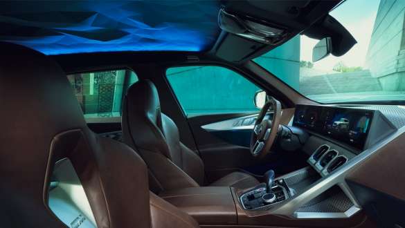 BMW Concept XM (G09), салон, вид сбоку, потолок крупным планом BMW Concept XM (G09), салон, вид сбоку, потолок крупным планом