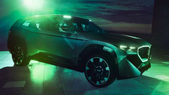BMW Concept XM (G09), вид сбоку в три четверти в движении BMW Concept XM (G09), вид сбоку в три четверти в движении
